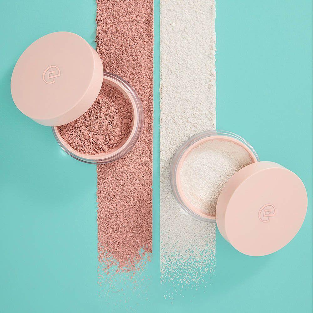 Deux pots ouverts de Poudre Libre Collistar, l'un avec poudre rose, l'autre blanche.