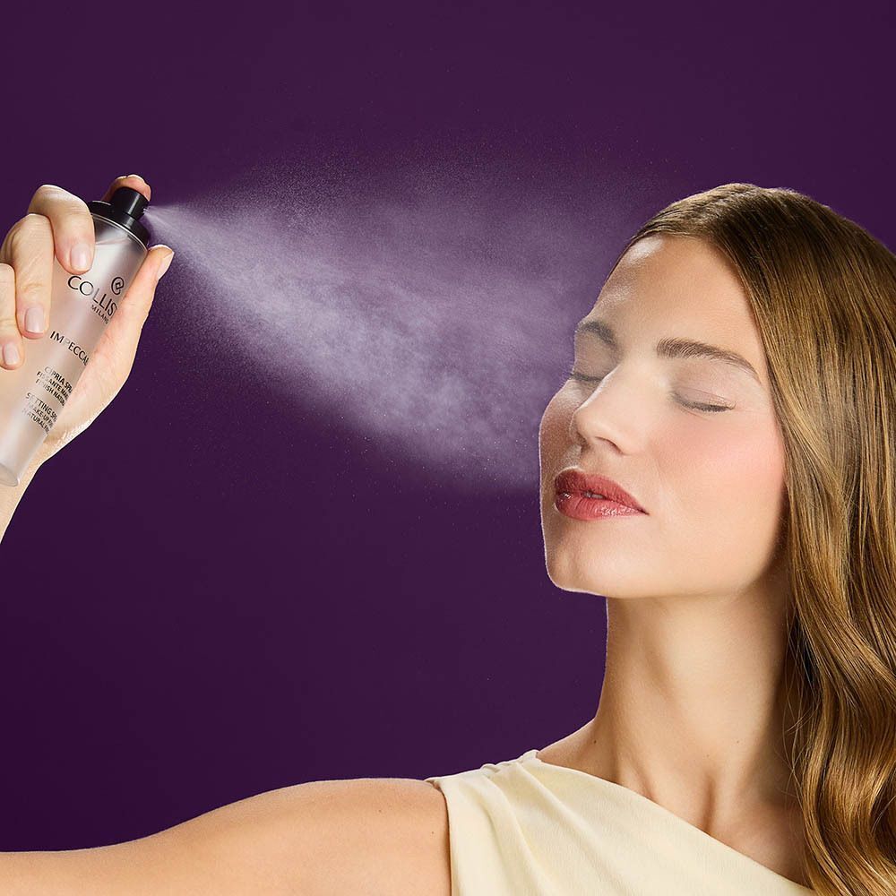 Vrouw sprayt Collistar Impeccabile Setting Spray op het gezicht.