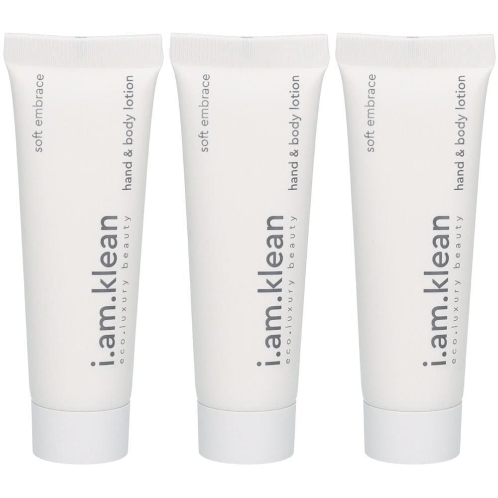 Drie witte tubes hand- en lichaamslotion met de tekst "soft embrace" en "i.am.klean".