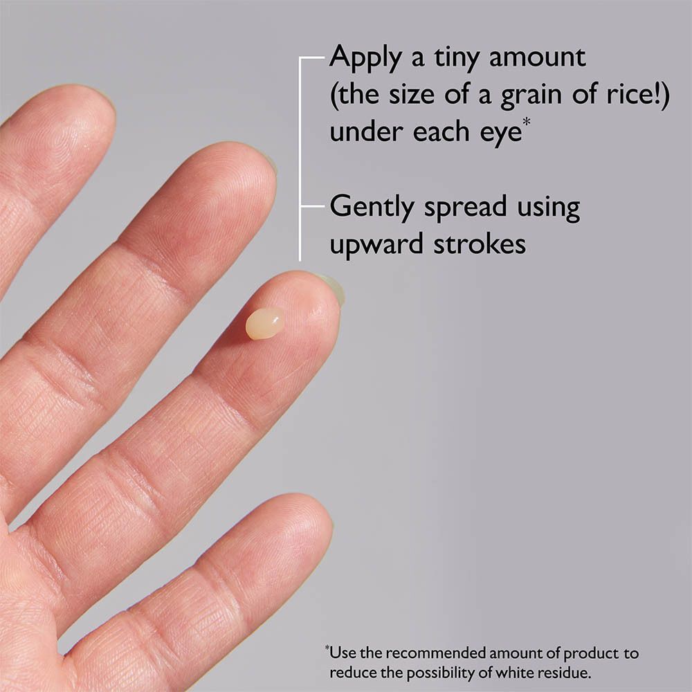 Een kleine hoeveelheid Peter Thomas Roth Instant FirmX Eye op een vinger, ter grootte van een rijstkorrel.