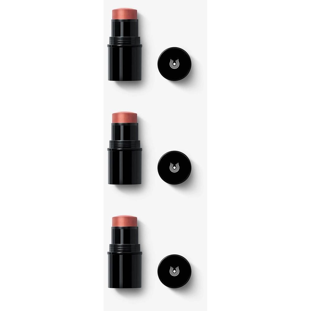 Drie zwarte sticks met abrikooskleurige blush en verwijderde doppen.