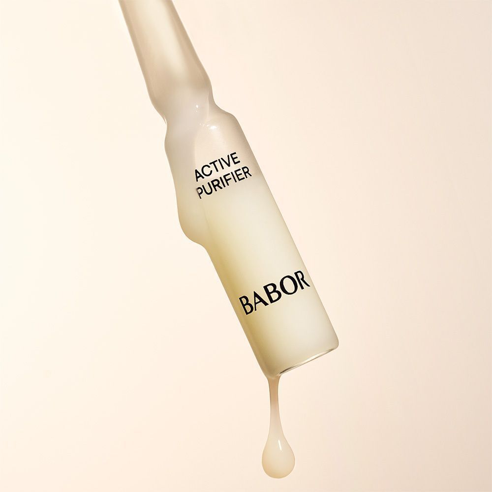 Une goutte de sérum BABOR Active Purifier tombe d'une ampoule.