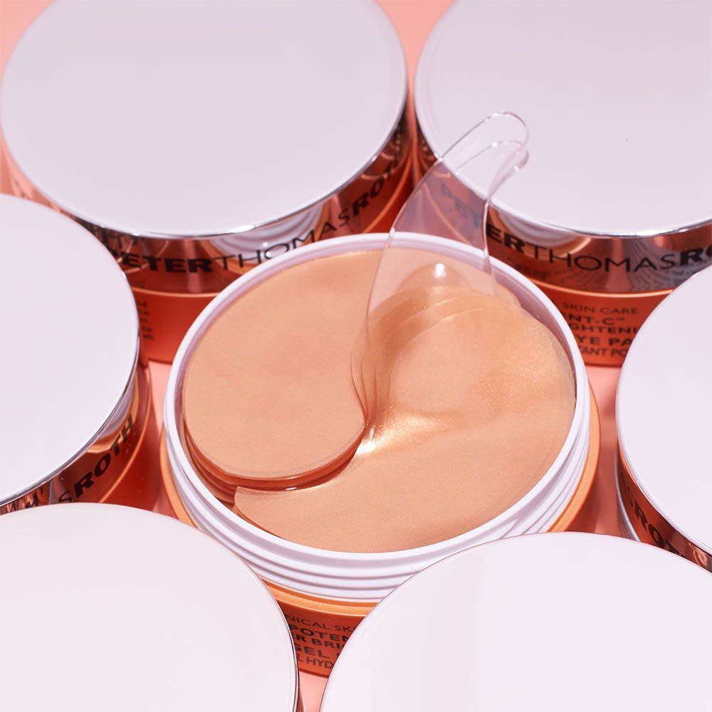 Close-up van een open pot met Peter Thomas Roth Potent-C oogpads en een transparante spatel.
