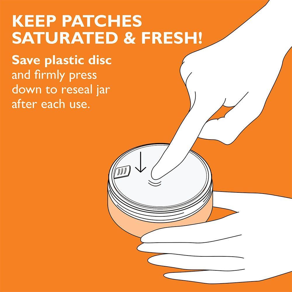 Illustratie: een hand drukt een plastic schijf op een pot om deze te sluiten.