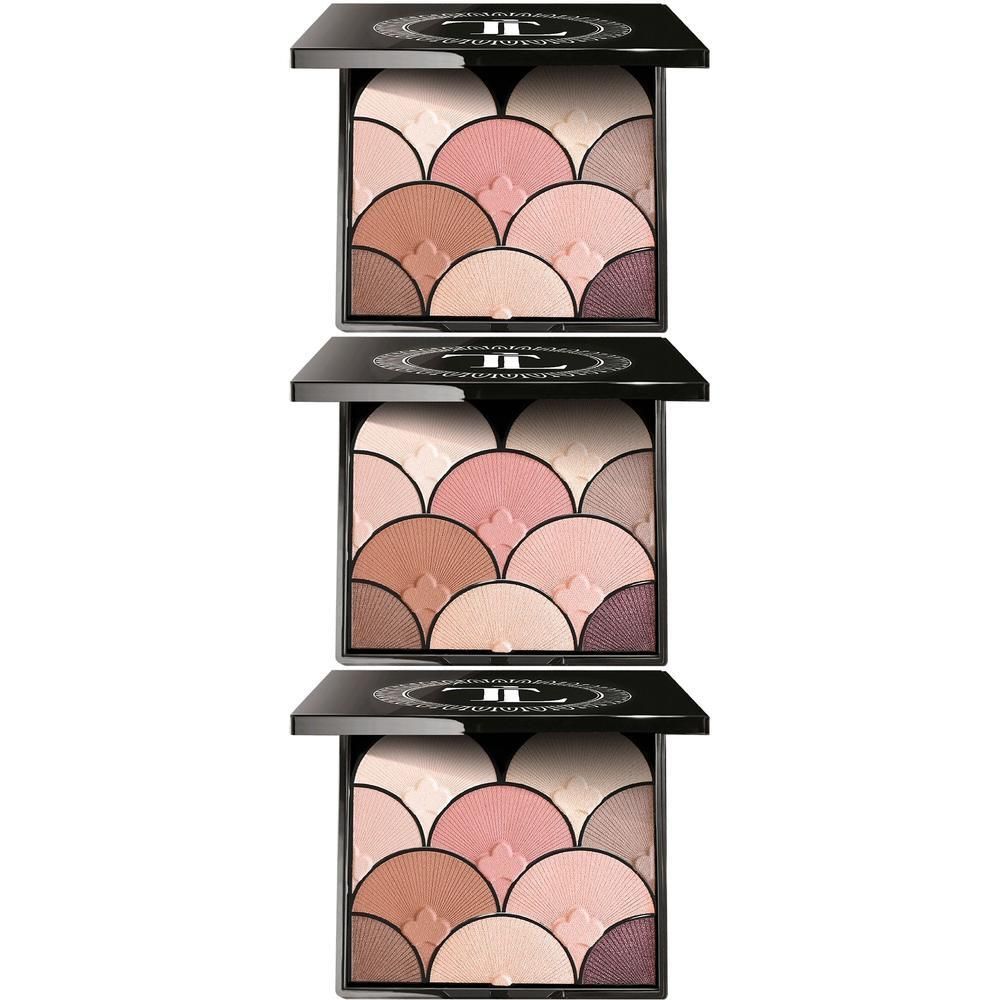 Palette compacte avec 9 fards à paupières irisés dans des tons rose, brun et nude. Boîtier noir avec logo argenté.