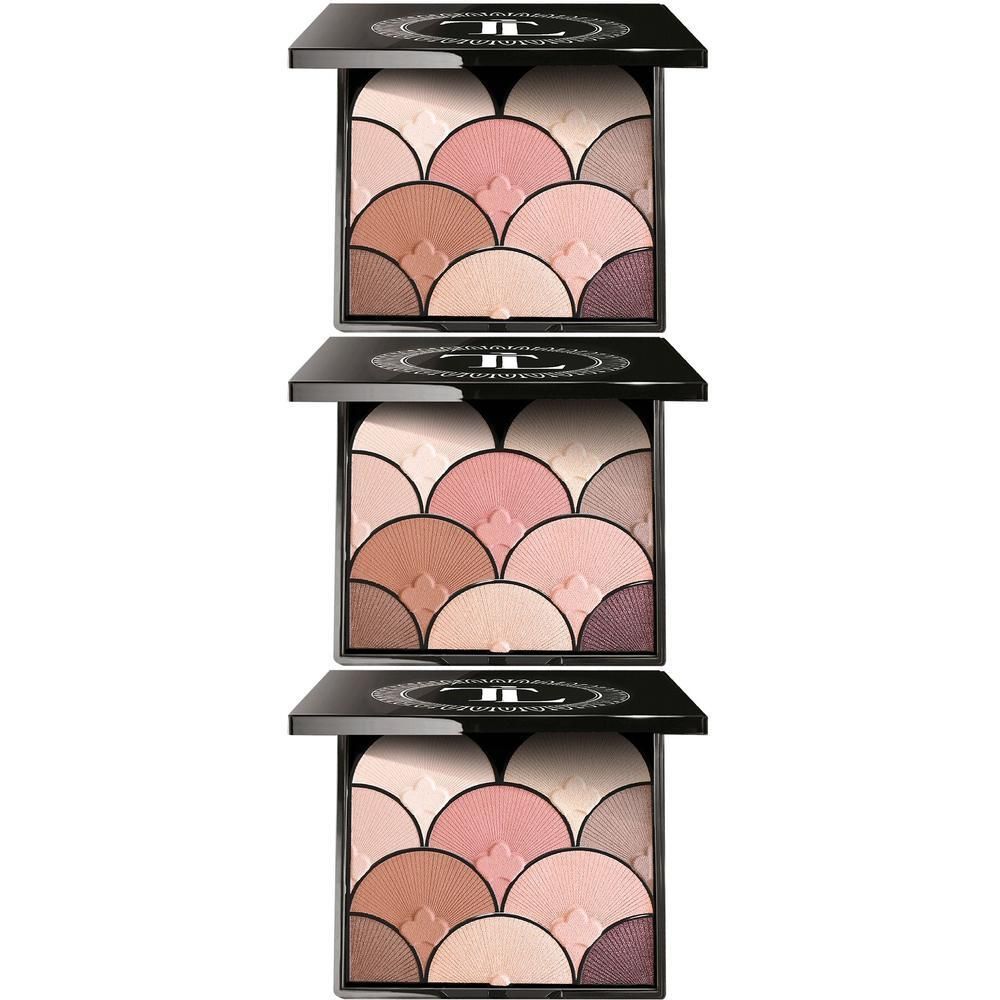 Compact palet met 9 glinsterende oogschaduwen in roze, bruine en nude tinten. Zwarte behuizing met zilveren logo.