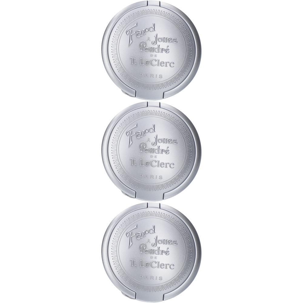 Trois boîtiers ronds argentés avec nom de marque en relief et inscription 'Paris'.
