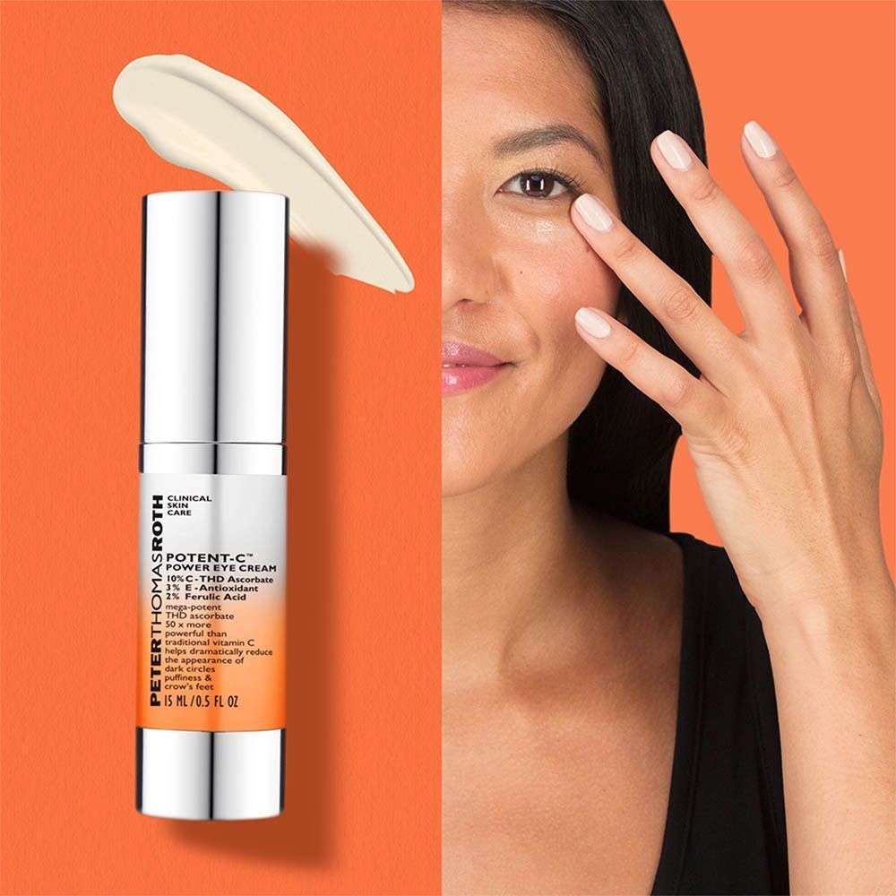 Peter Thomas Roth Potent C Power Eye Cream en een vrouw die het product op haar oog aanbrengt.