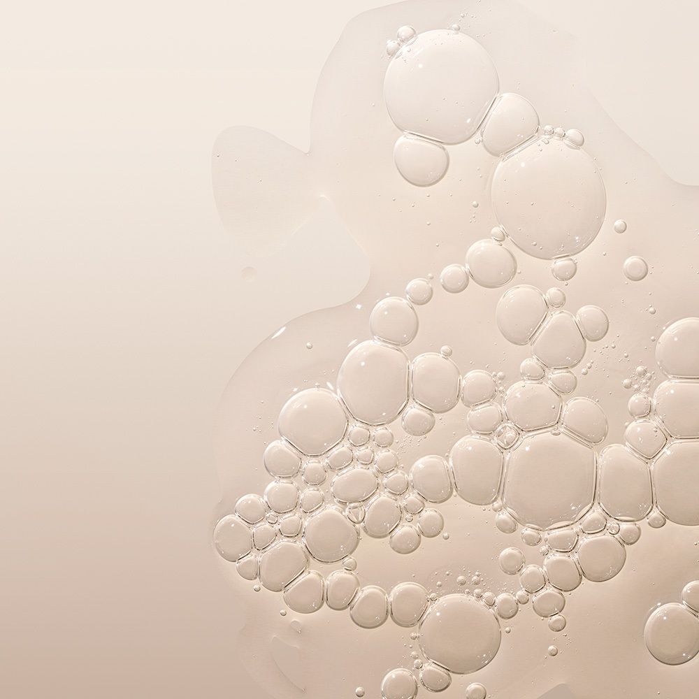 Gros plan de bulles d'air dans un liquide clair.