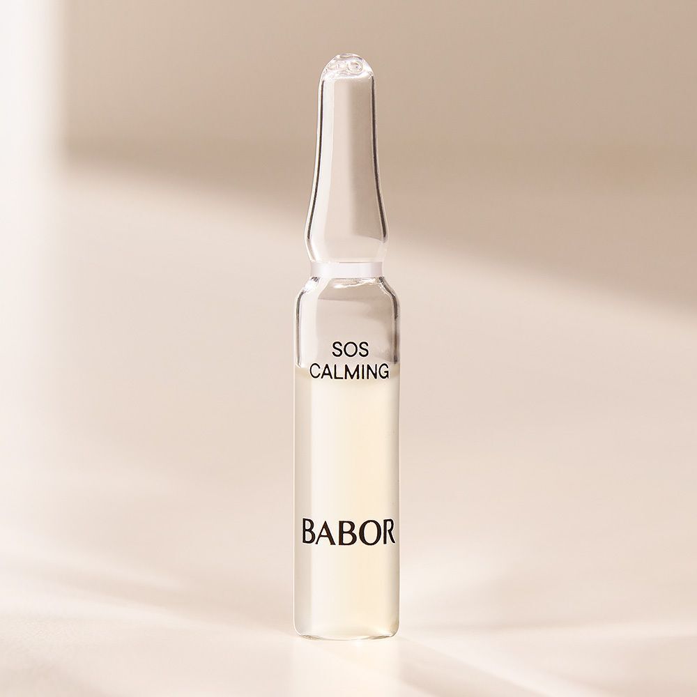 Une seule ampoule BABOR SOS Calming avec liquide clair.