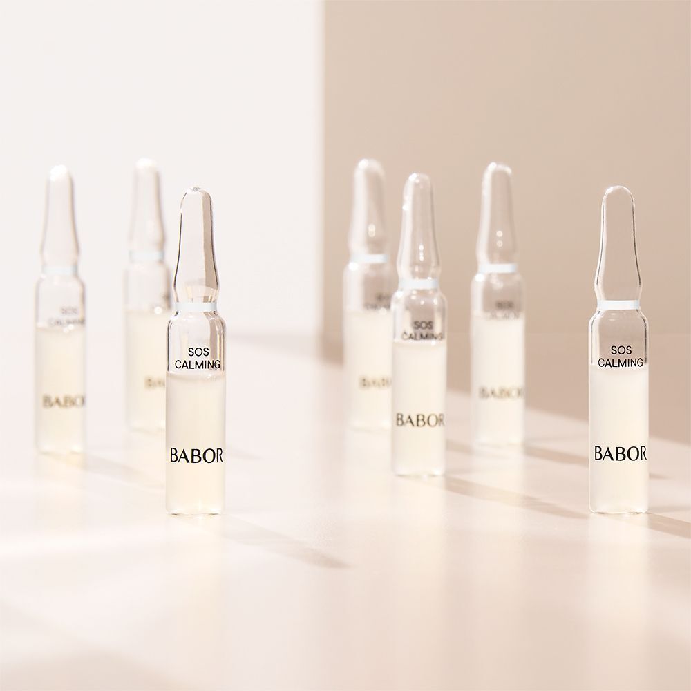 Huit ampoules BABOR SOS Calming sur une surface claire.