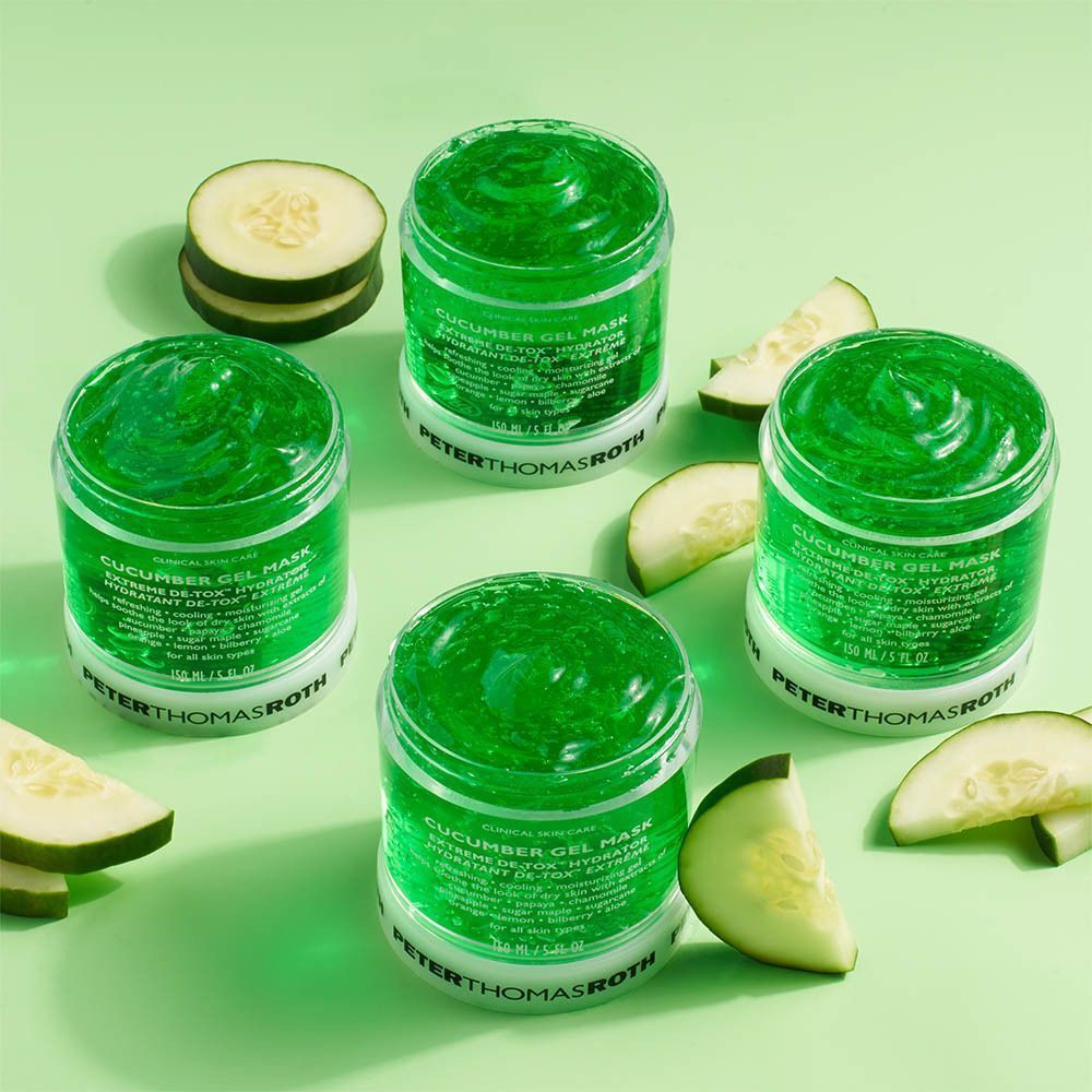 Quatre pots de Peter Thomas Roth Cucumber Gel Mask avec des tranches de concombre.