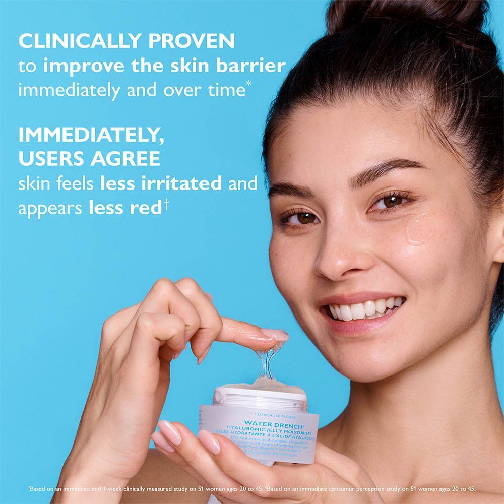 Femme tenant un pot de Peter Thomas Roth Water Drench Hyaluronic Jelly Moisturizer.