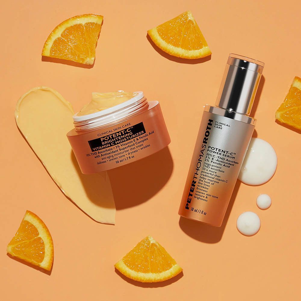Peter Thomas Roth Potent C Brightening Vitamin C Moisturizer et un sérum avec des tranches d'orange.