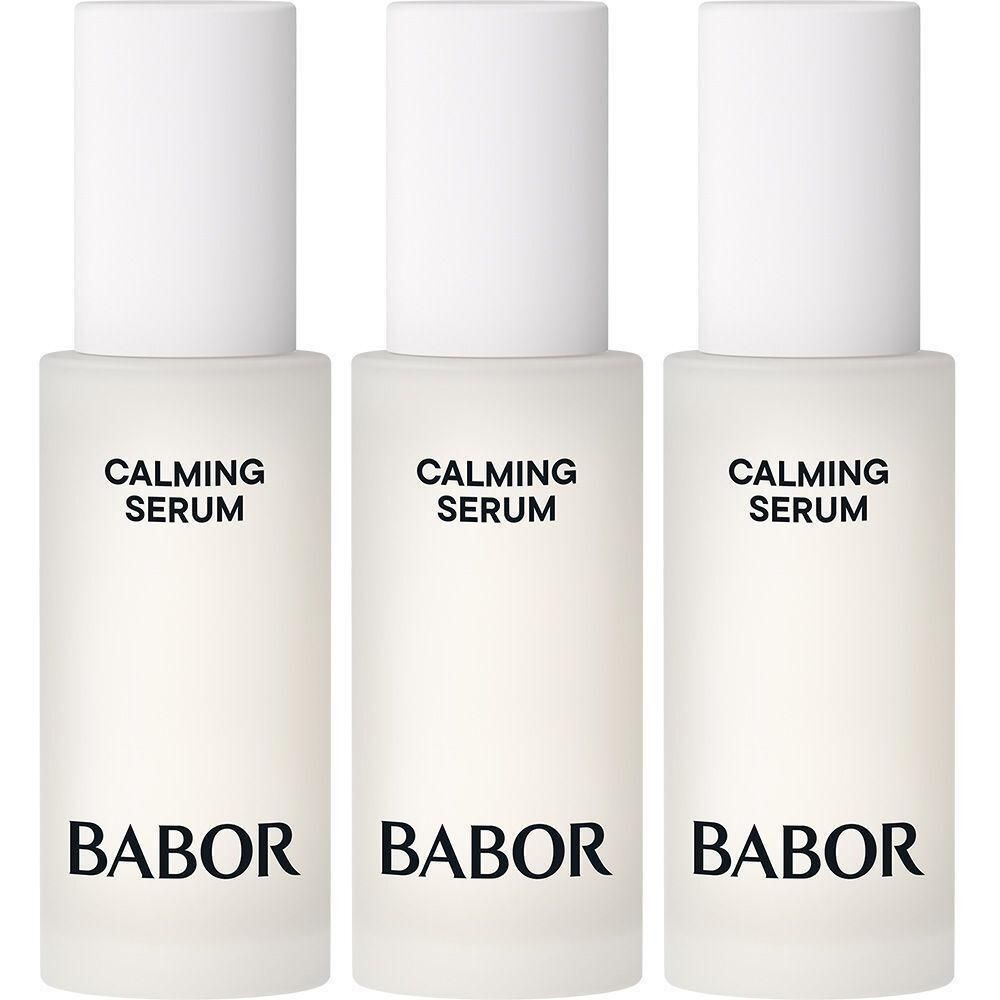 Trois flacons de Babor Calming Serum avec bouchon blanc et verre dépoli.