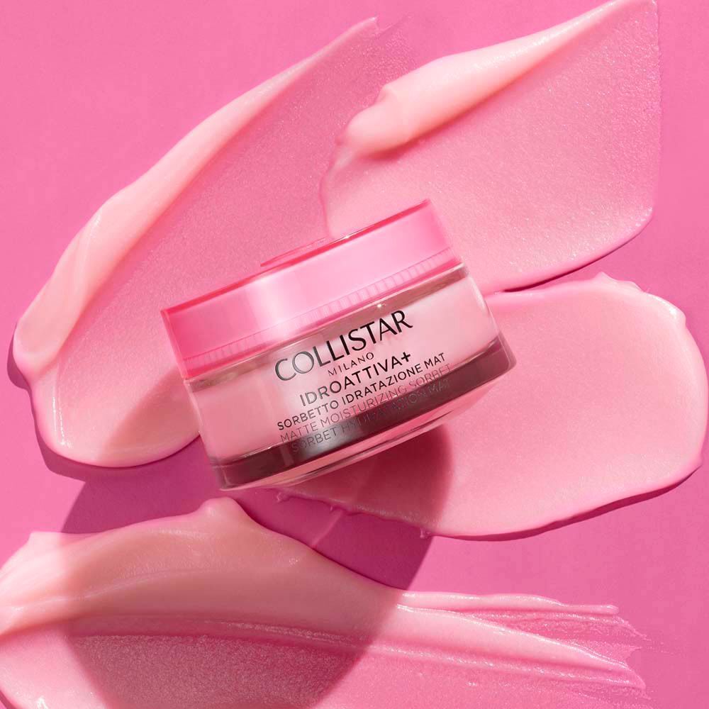 Collistar Sorbet Hydratation Mat entouré de traces de crème rose.