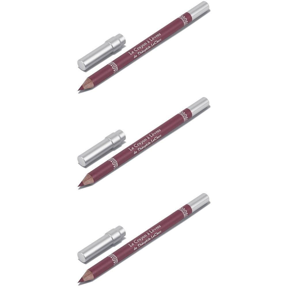 Drie bordeauxrode lippenpotloden met zilveren dopjes, op witte achtergrond.