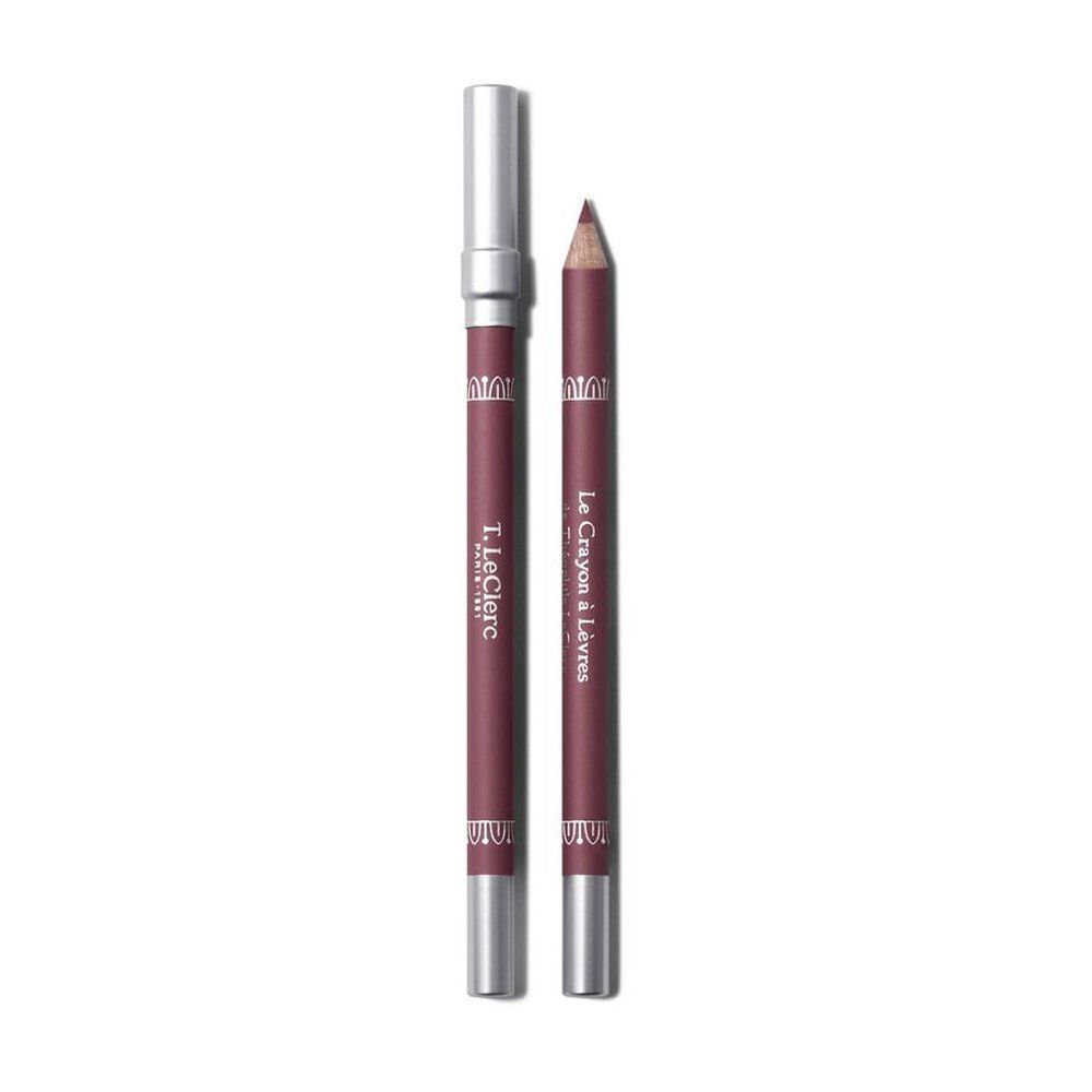 Een bordeauxrood lippenpotlood met zilveren dop en een geopend potlood ernaast, op witte achtergrond.