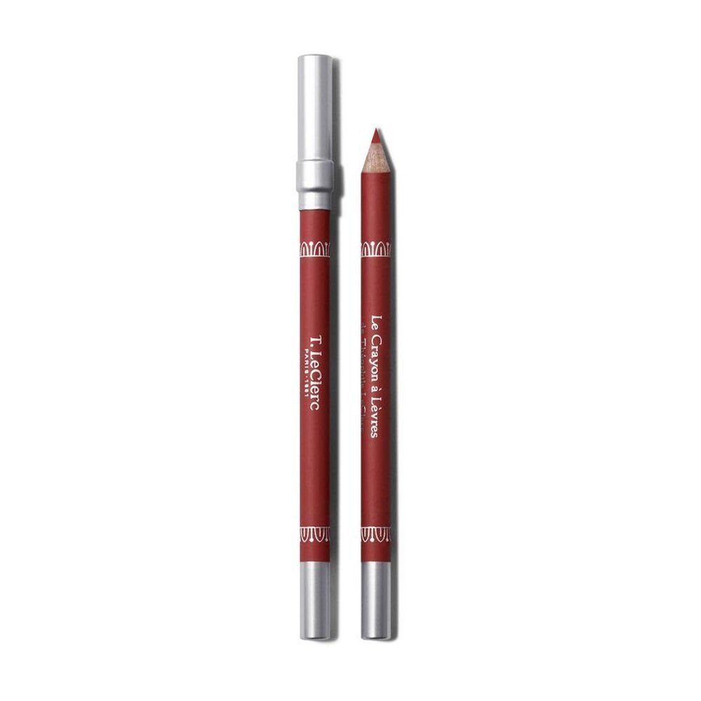 Un crayon à lèvres rouge avec capuchon argenté et un capuchon argenté séparé. Inscription : T.LeClerc, Le Crayon à Lèvres.