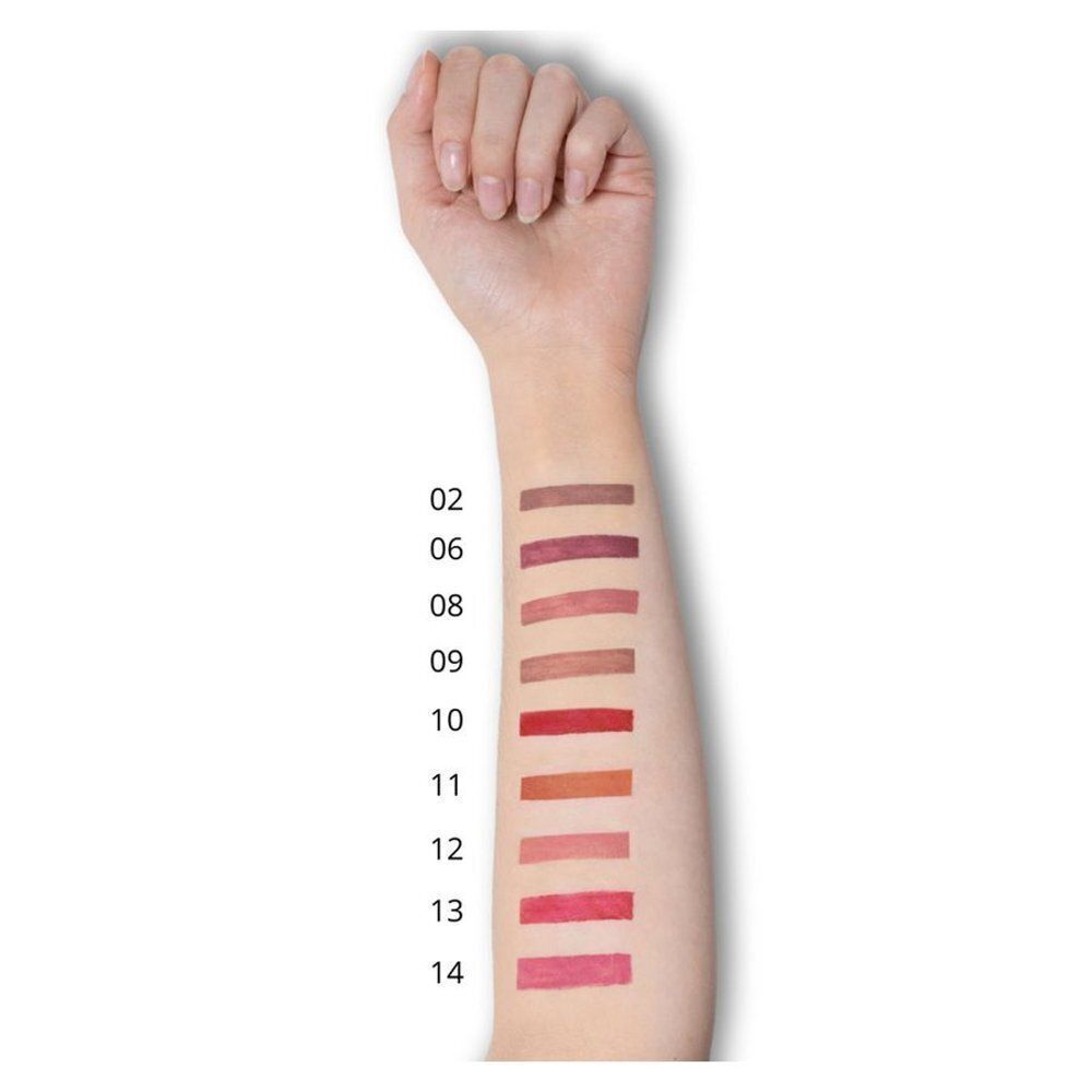 Bras avec des échantillons de couleurs de crayons à lèvres appliqués dans diverses nuances de rouge et de rose. Numéros 02-14.