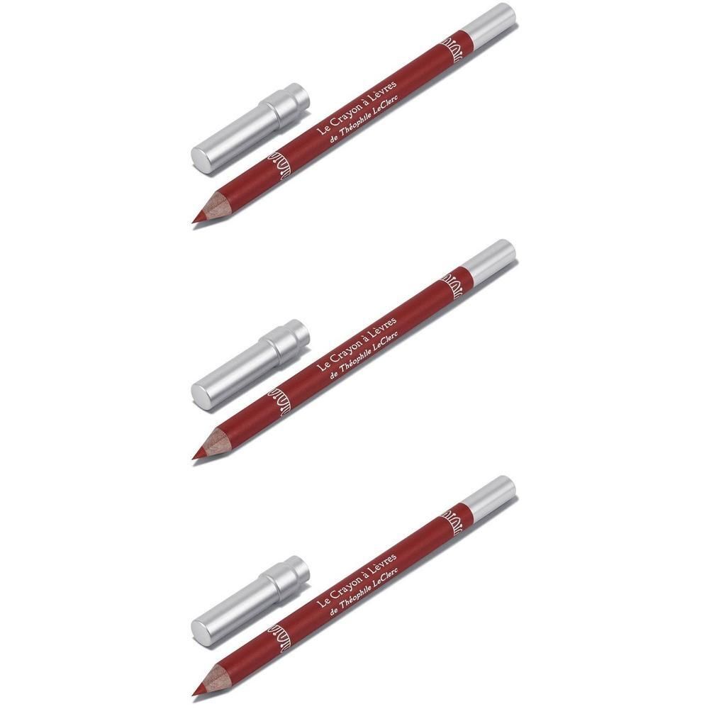 Trois crayons à lèvres rouges avec capuchons argentés, sur fond blanc.