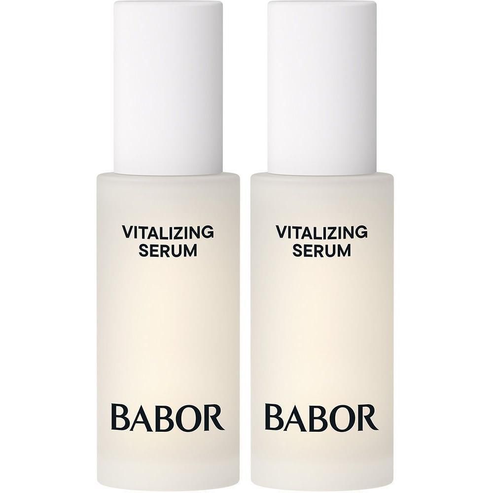 Deux flacons de Babor Vitalizing Serum avec bouchons blancs.