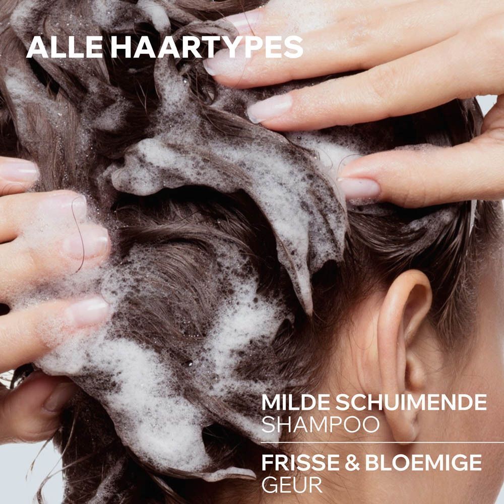 Een blauwe flacon Uriage DS Hair Shampooing Doux Équilibrant met pomp, 500ml, op wit schuim.