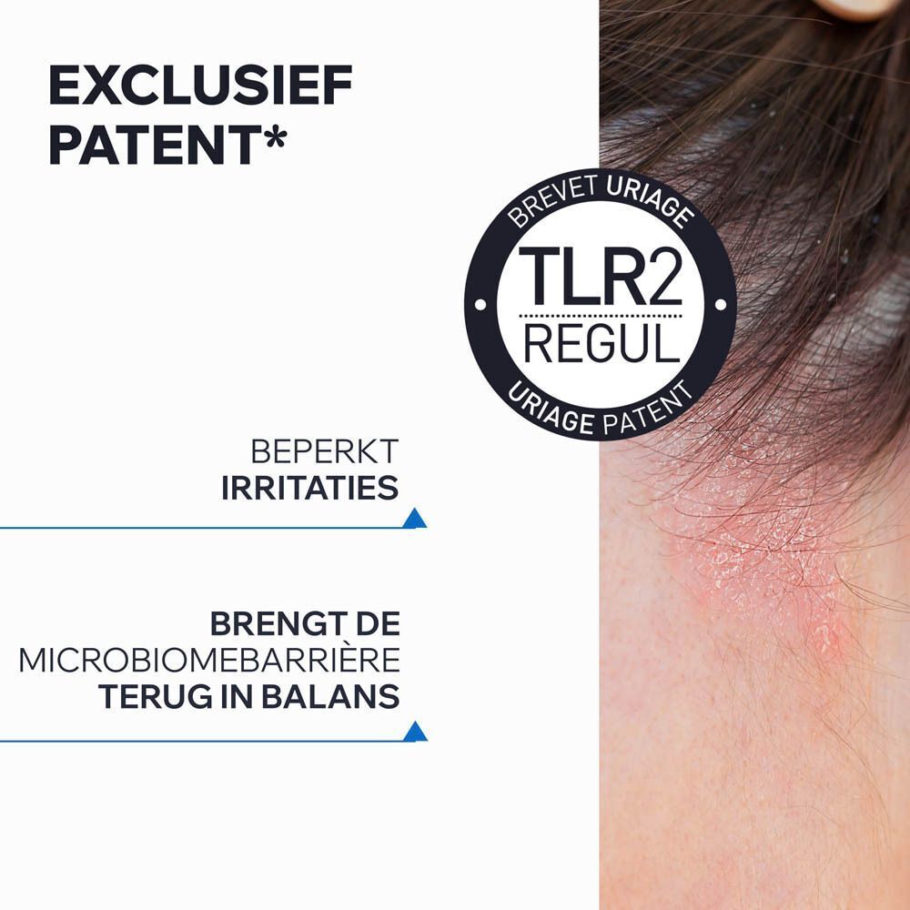 Een blauwe flacon Uriage DS Hair Shampooing Doux Équilibrant met pomp, 500ml, kantelt. Tekst: 'Reinigt intensief & kalmeert', 'Glanzend & zijdezacht'.