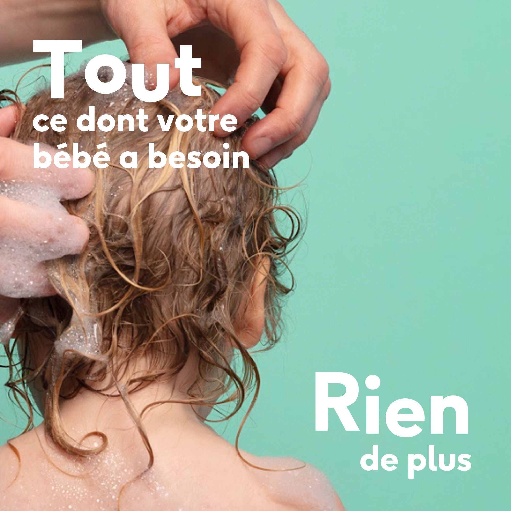 Mains lavant les cheveux d'un enfant avec du shampooing Naïf.