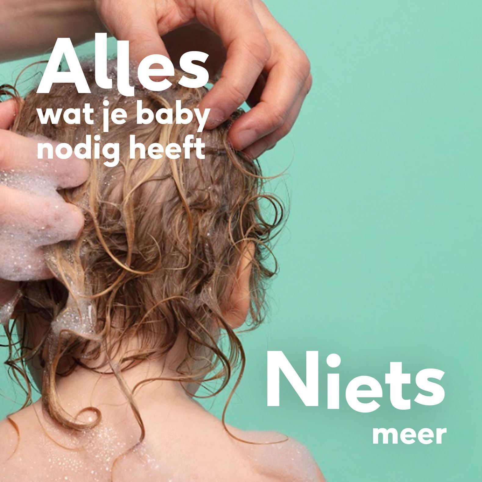 Handen wassen het haar van een kind met Naïf shampoo.