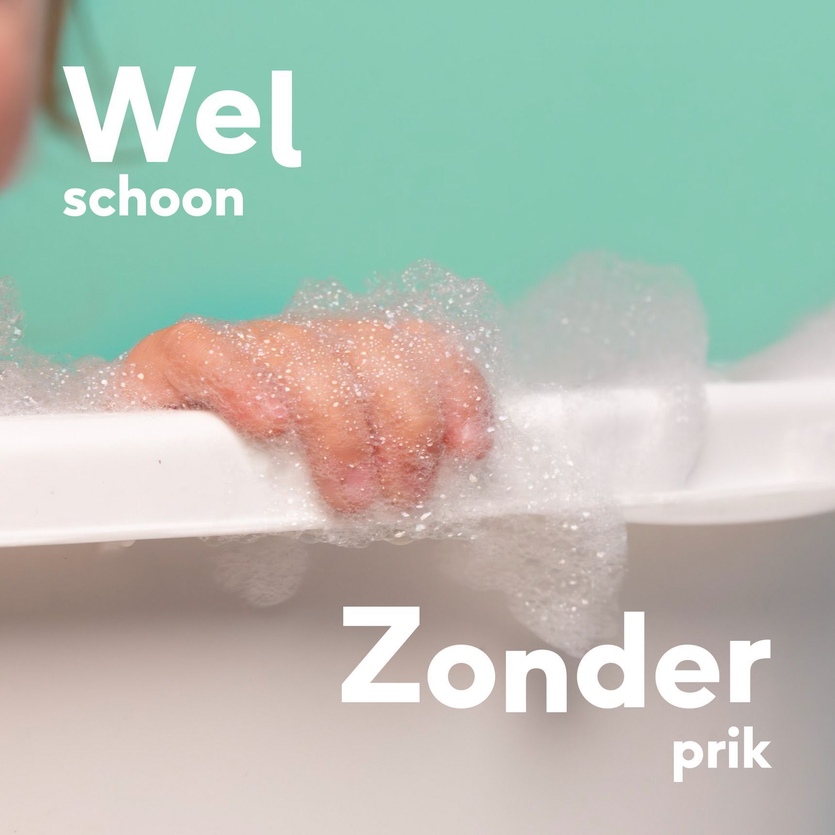 Babyhand in schuimend badwater, Naïf shampoo.