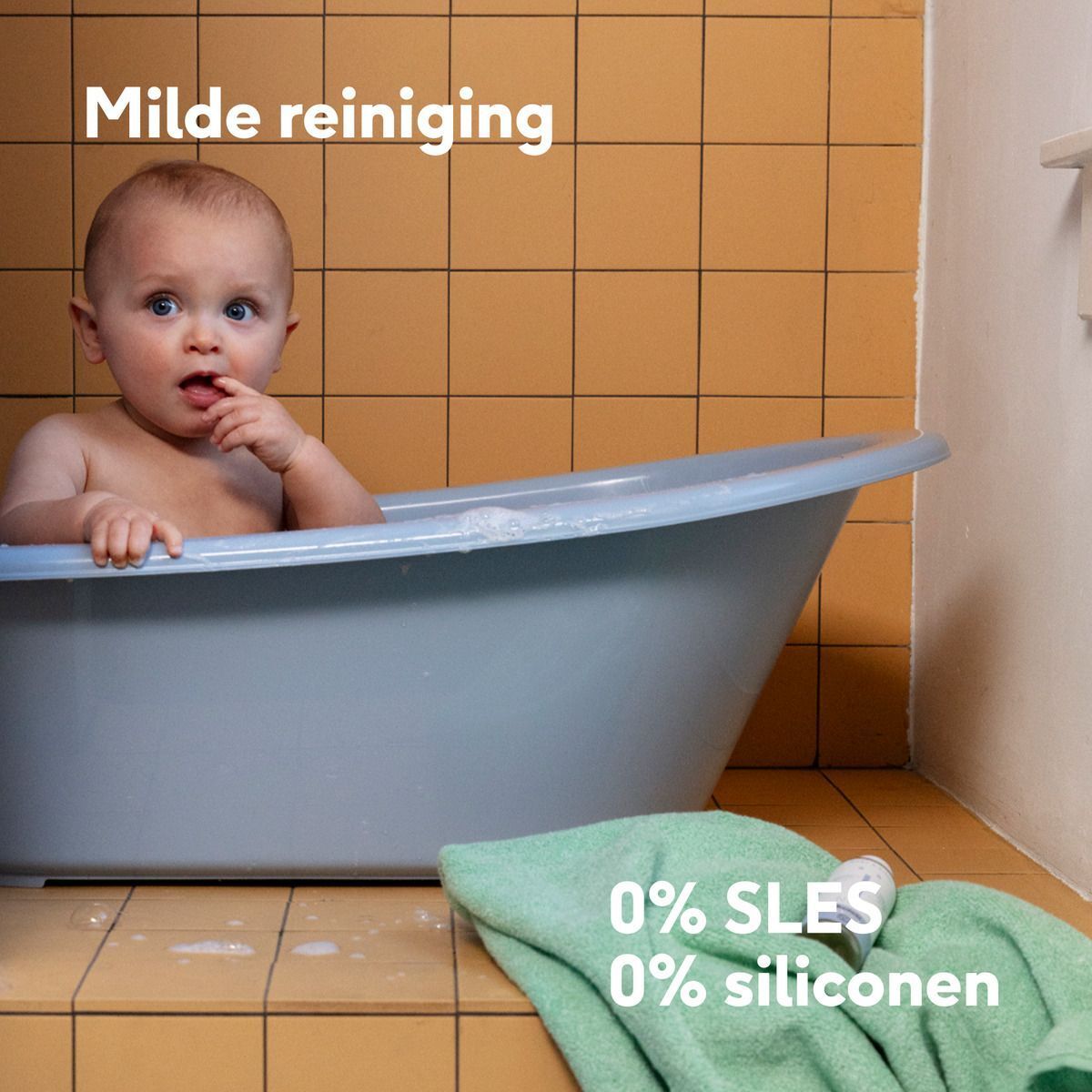 Baby in bad, "Dermatologisch getest" en 0% SLES/siliconen.