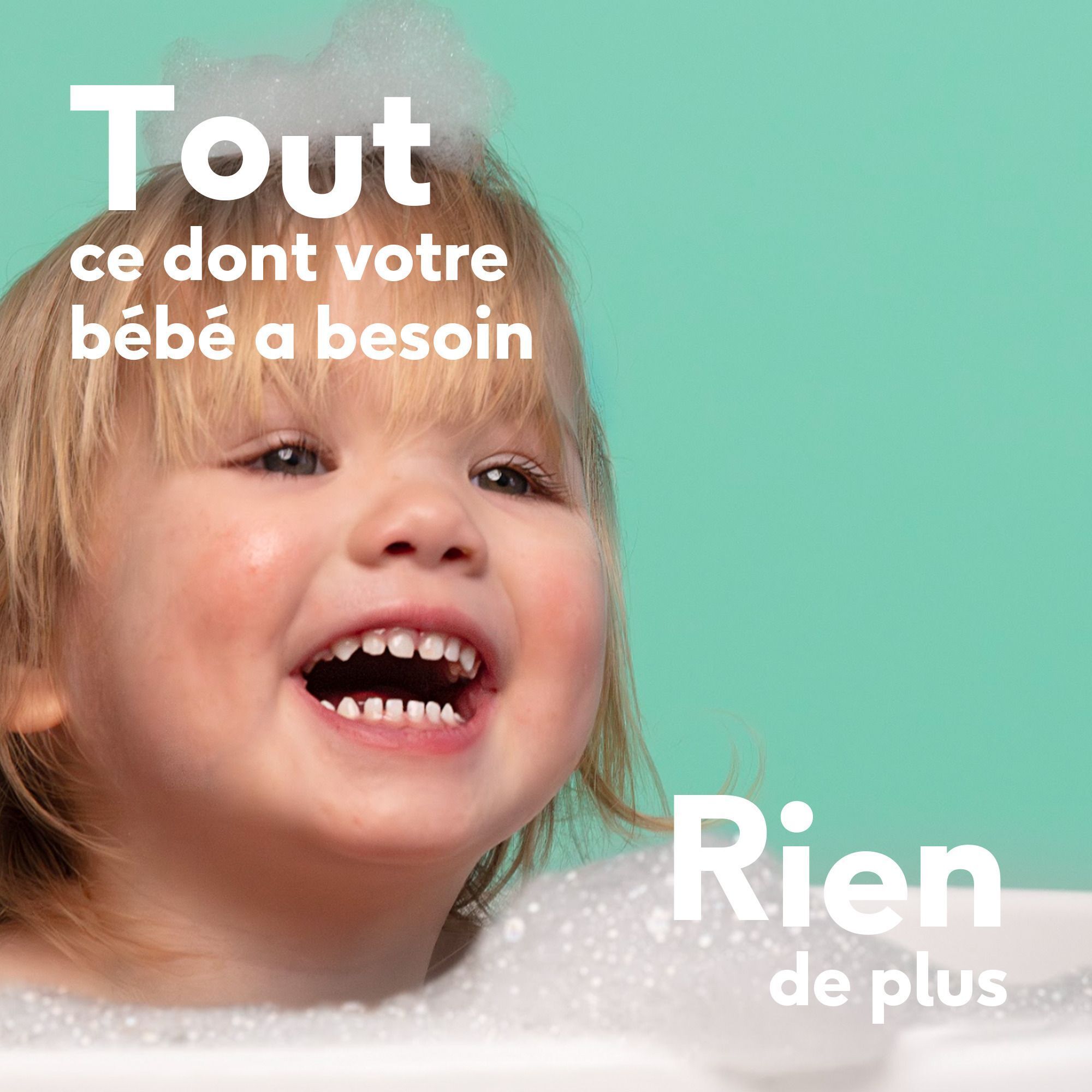 Un bébé souriant dans la baignoire avec de la mousse. Texte : Tout ce dont votre bébé a besoin.