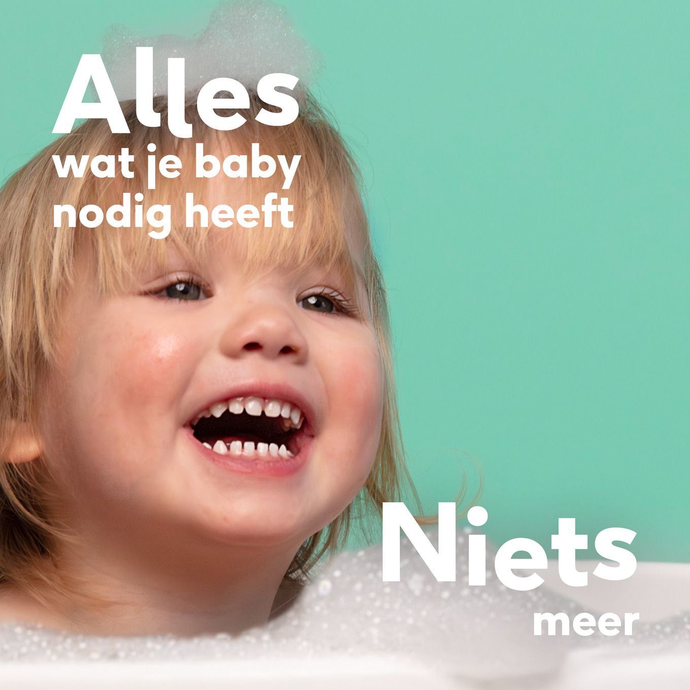 Een lachende baby in bad met schuim. Tekst: Alles wat je baby nodig heeft.