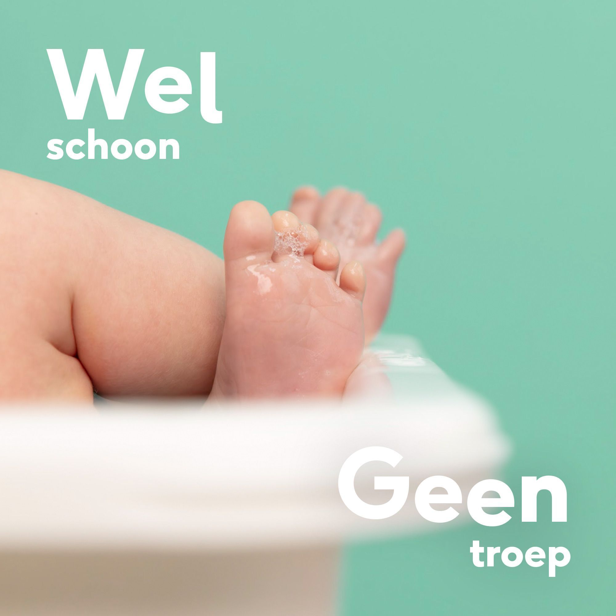 Babyvoetjes in een badkuip met schuim, tekst "Wel schoon Geen troep".
