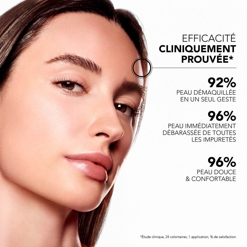 Femme à la peau nette, Lierac L’Huile Démaquillante Intense montre l'efficacité.