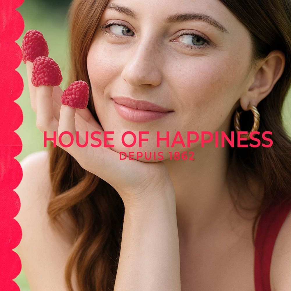 Femme avec des framboises aux doigts, inscription "House of Happiness".