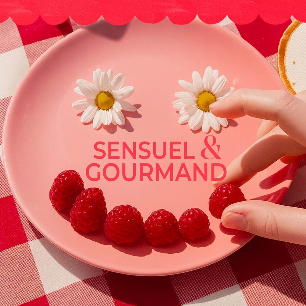 Assiette rose avec framboises et marguerites, inscription "Sensuel & Gourmand".