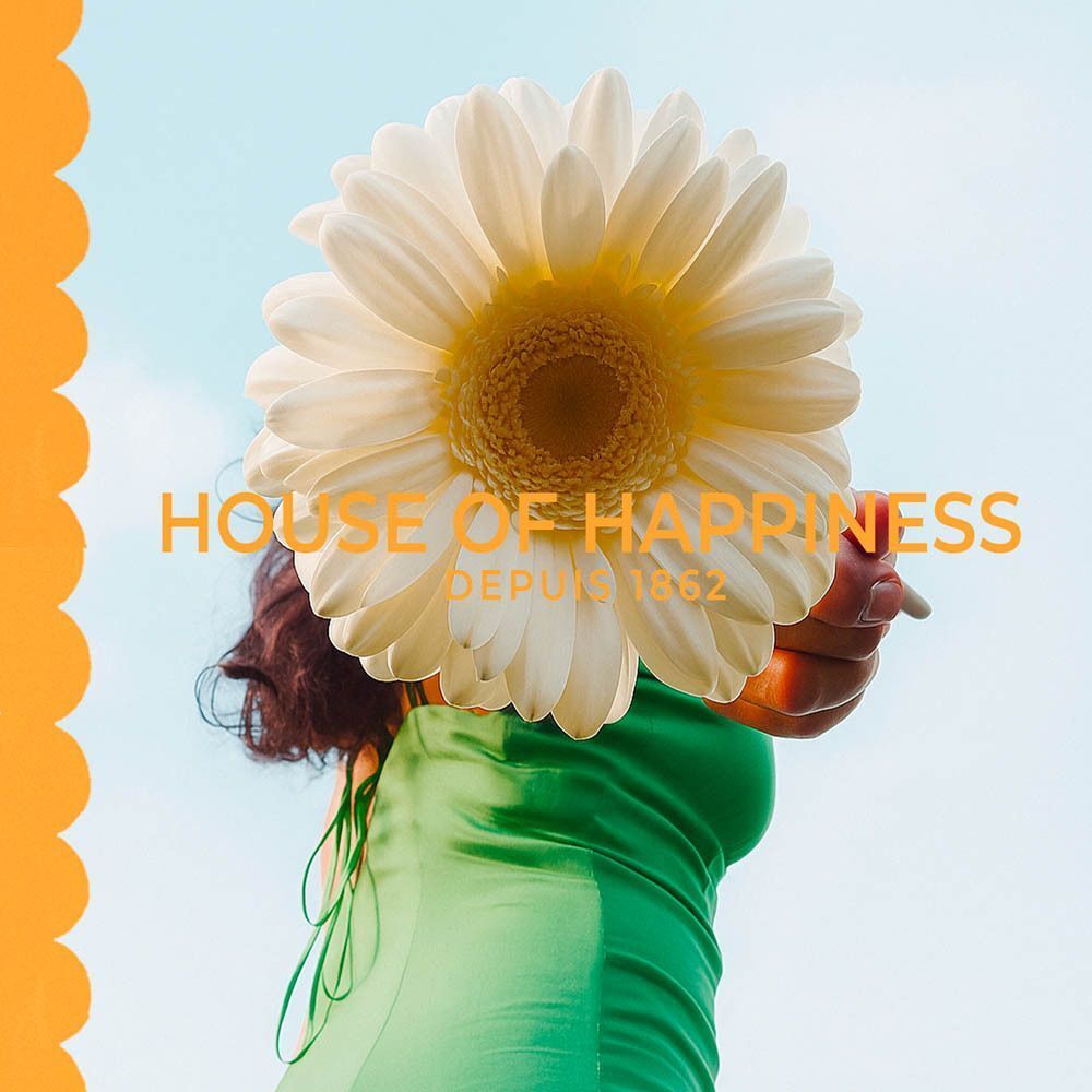 Femme tenant une grande fleur blanche devant son visage, texte : House of Happiness, Depuis 1962.
