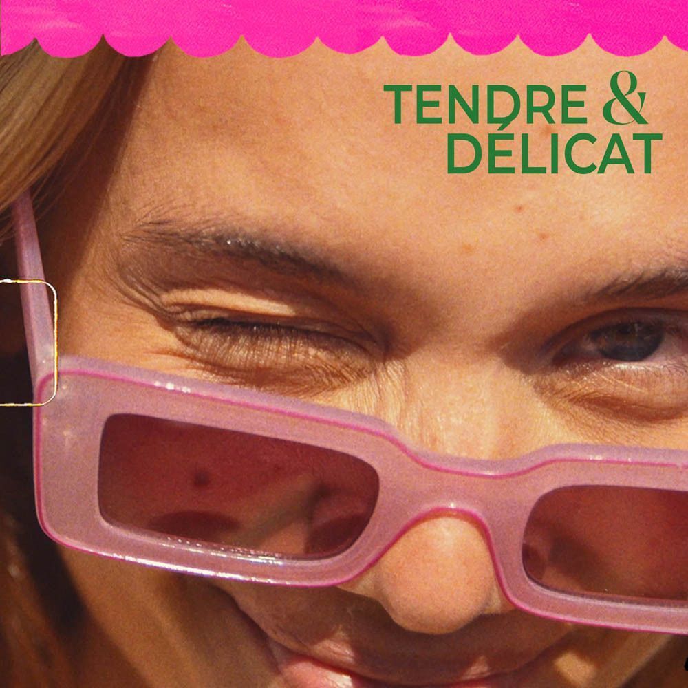 Gros plan d'une femme avec lunettes de soleil, texte : Tendre & Délicat.