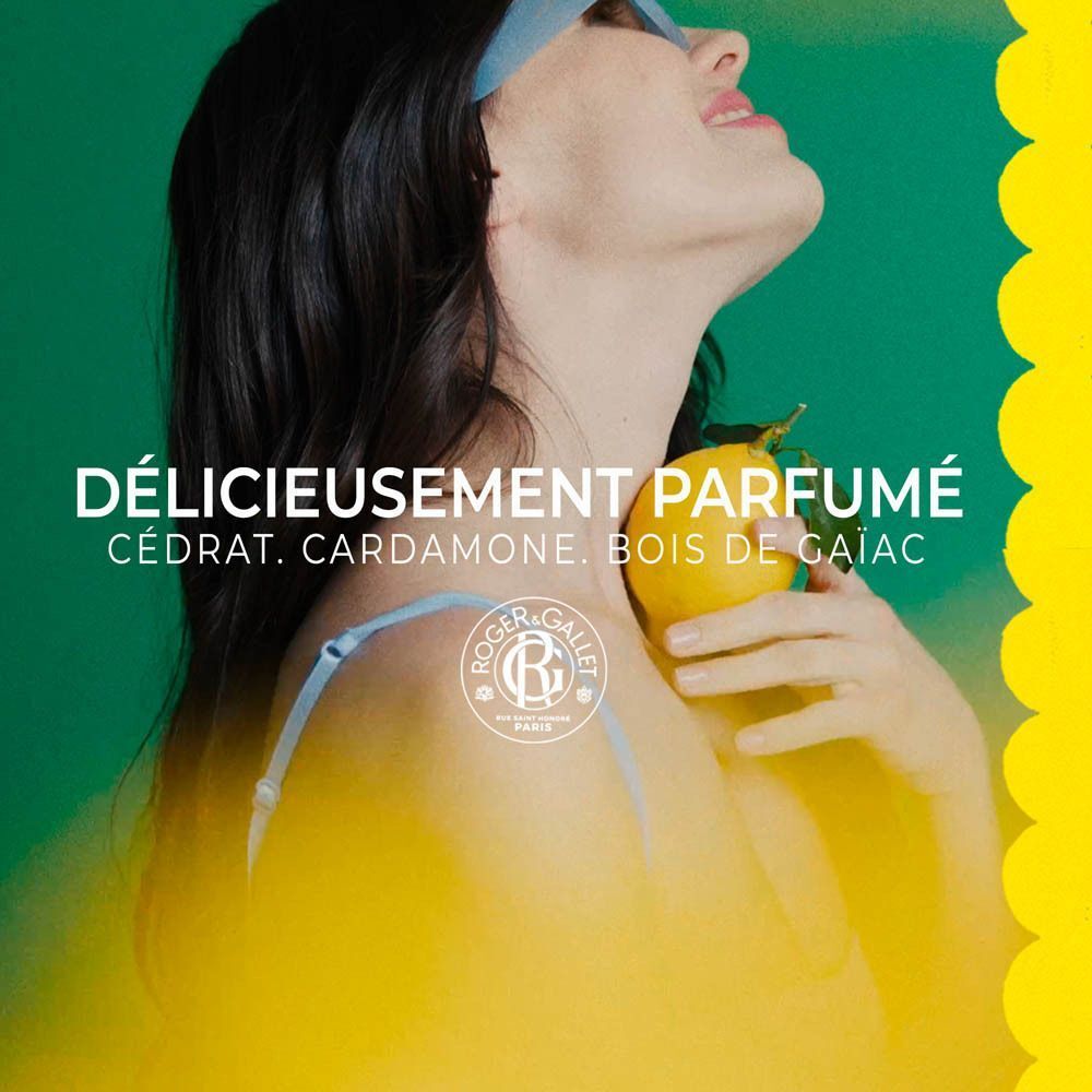 Femme avec un citron dans les cheveux, notes parfumées Roger & Gallet Cédrat affichées.