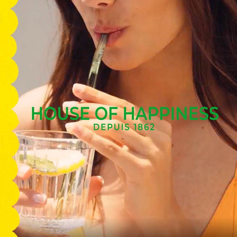 Femme buvant une boisson à la citron, inscription "House of Happiness".