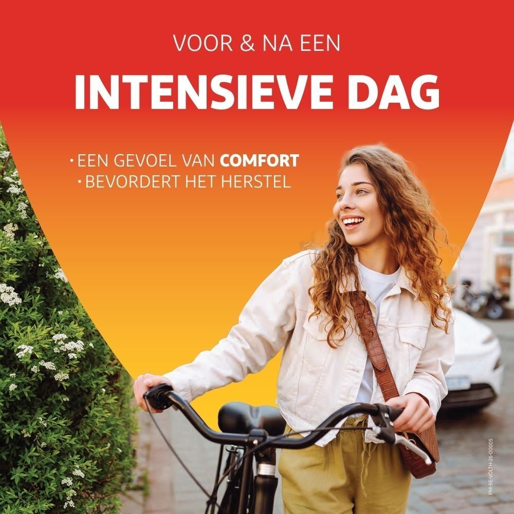 Vrouw op fiets, lachend. VoltaHeat voor comfort en herstel na een intensieve dag.