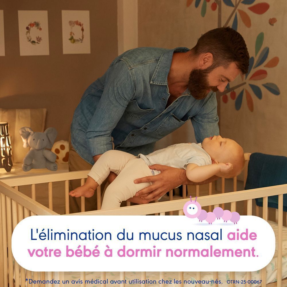 Un père tenant son bébé au-dessus du lit pour aider à l'élimination du mucus nasal.