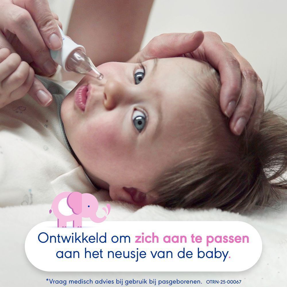 Close-up van een wegwerp neusdop OtriCare Baby die op de neus van een baby wordt gebruikt.