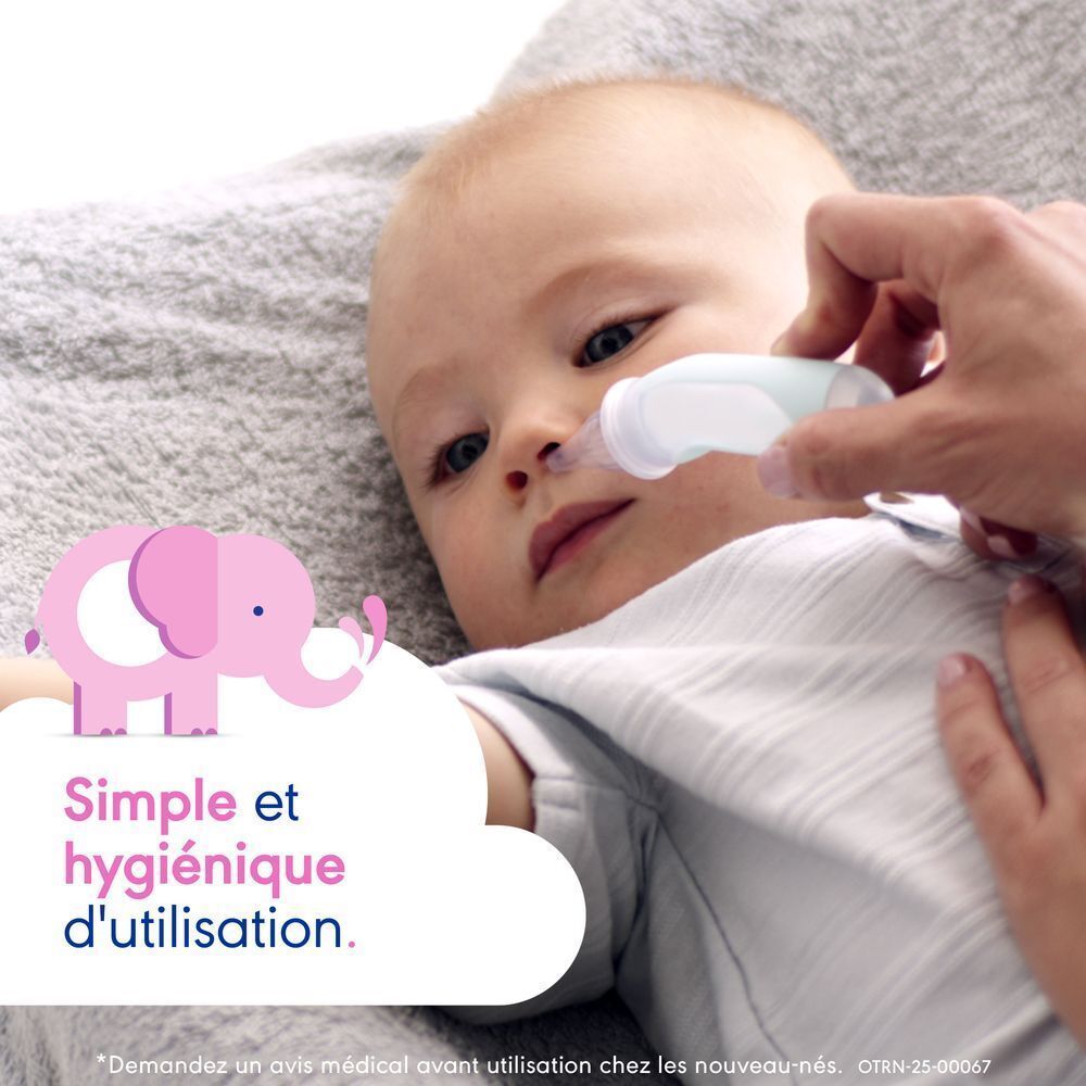 Gros plan d'une personne utilisant un embout nasal jetable OtriCare Baby sur un bébé.