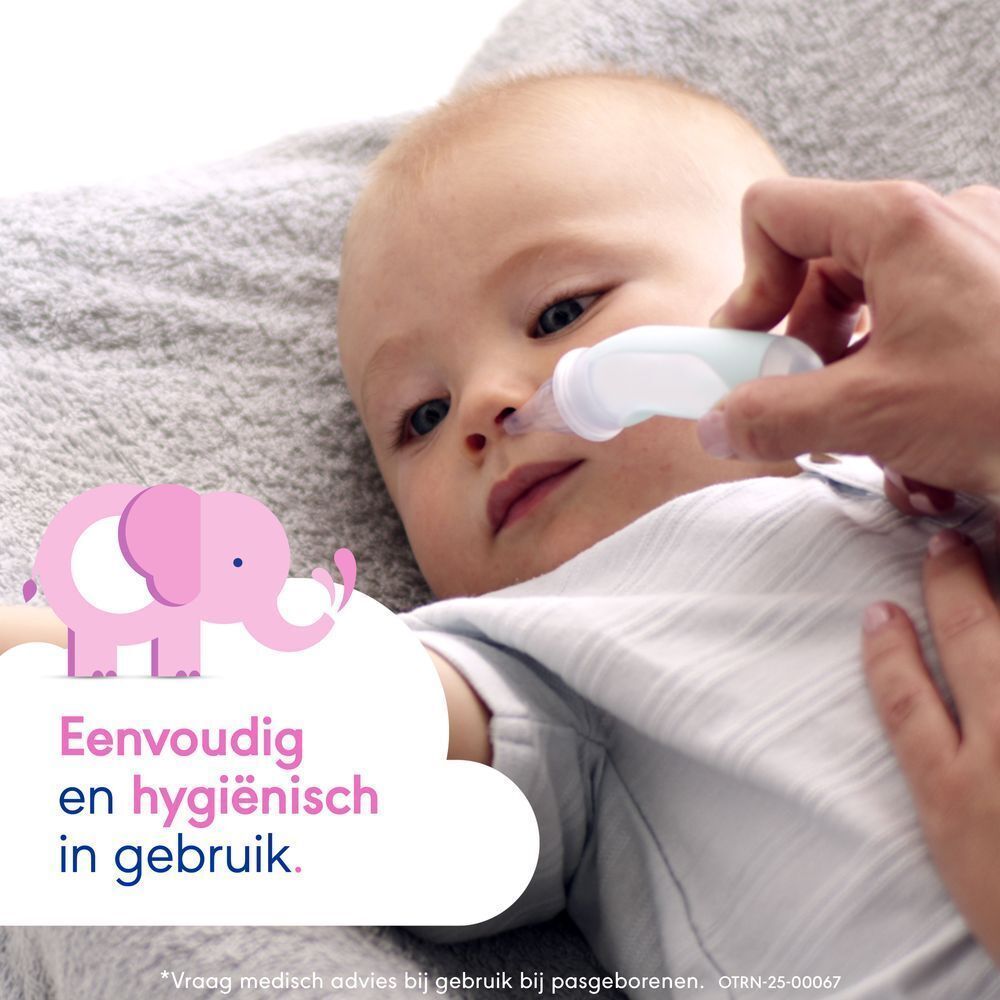 Close-up van een wegwerp neusdop OtriCare Baby die op de neus van een baby wordt gebruikt.