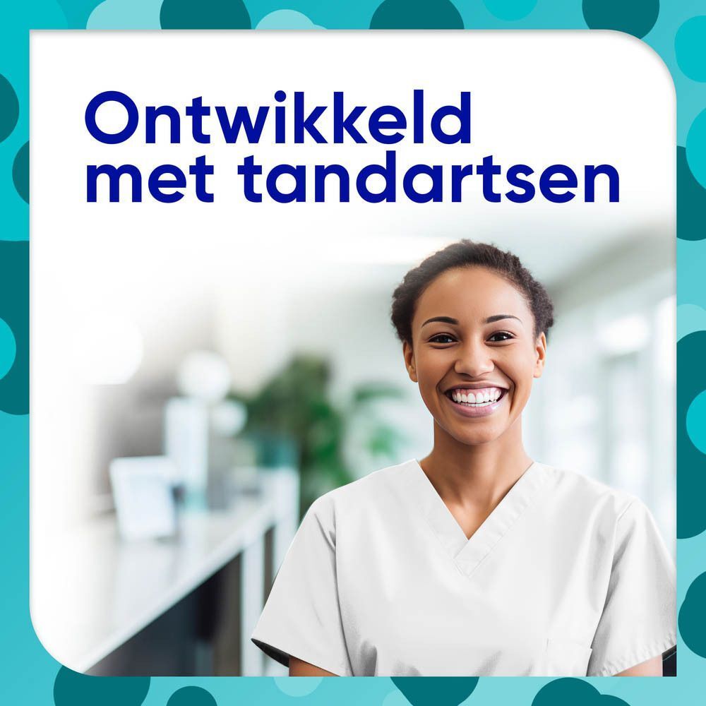Tandarts lacht in een lichte praktijk.