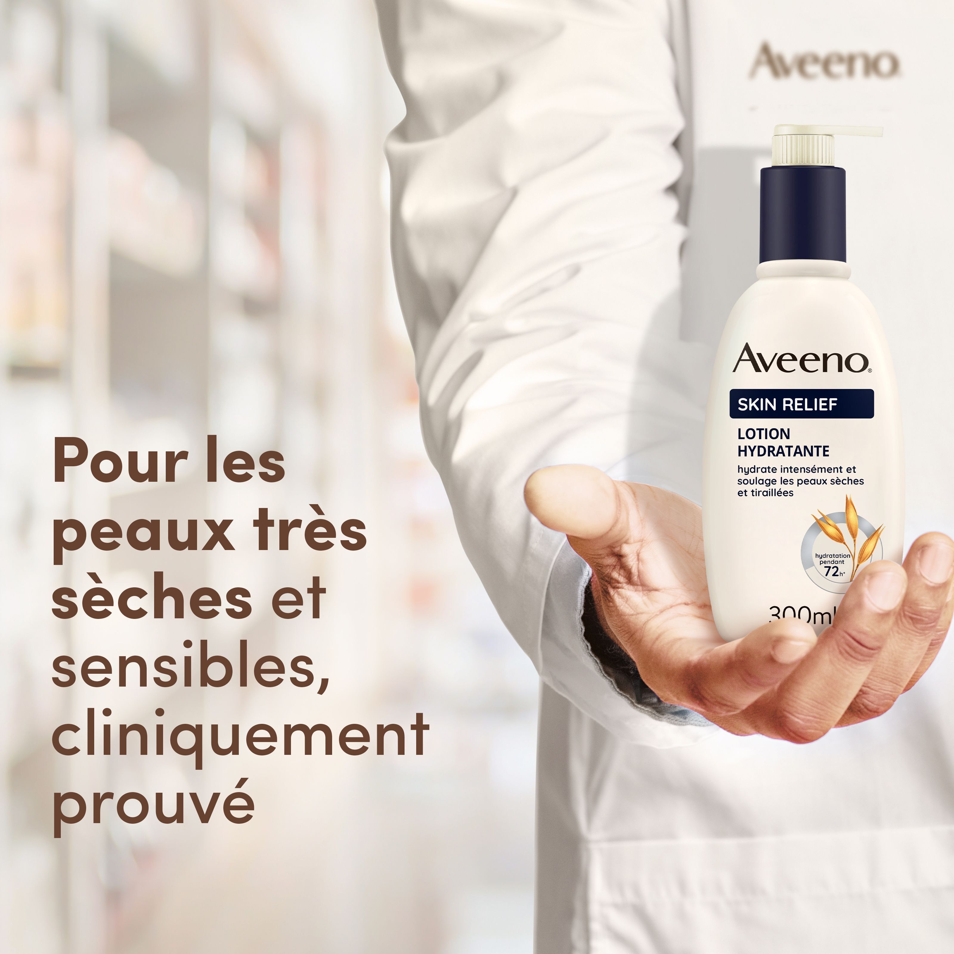 Un homme tenant un flacon de lotion Aveeno Skin Relief, prouvé cliniquement pour peaux très sèches et sensibles.