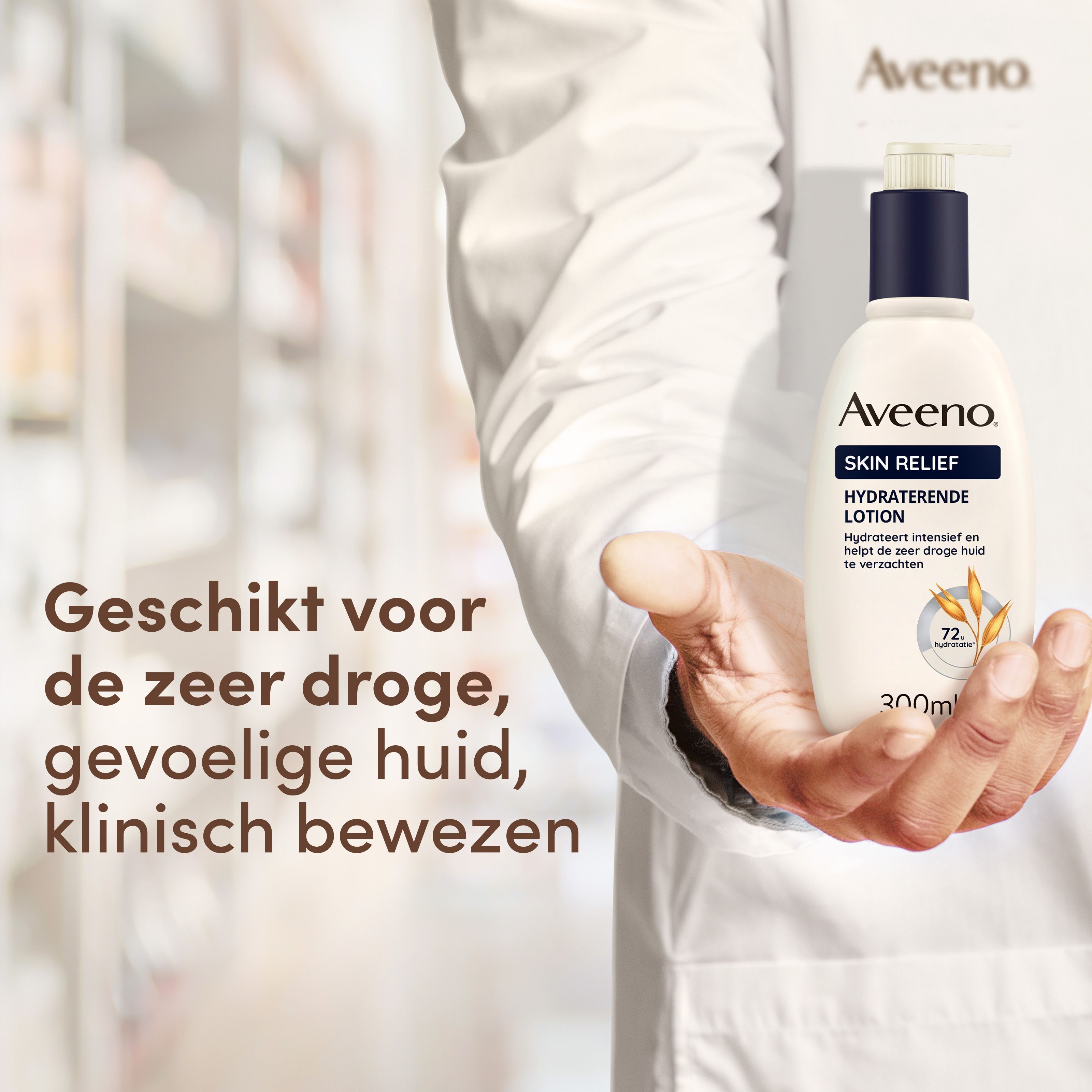 Een man houdt een Aveeno Skin Relief lotionfles vast, klinisch bewezen voor zeer droge, gevoelige huid.